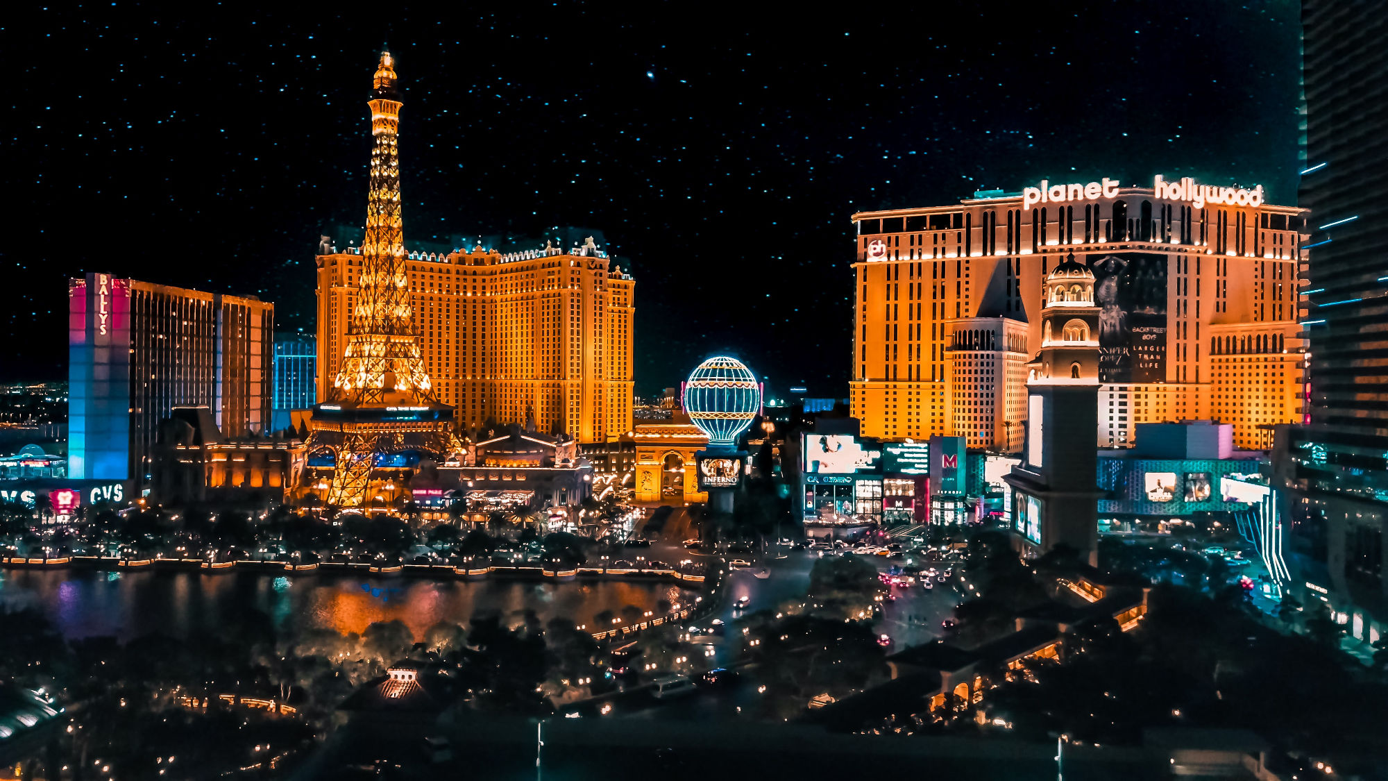 Engross yourself in the spectacular nightlife of Las Vegas.
